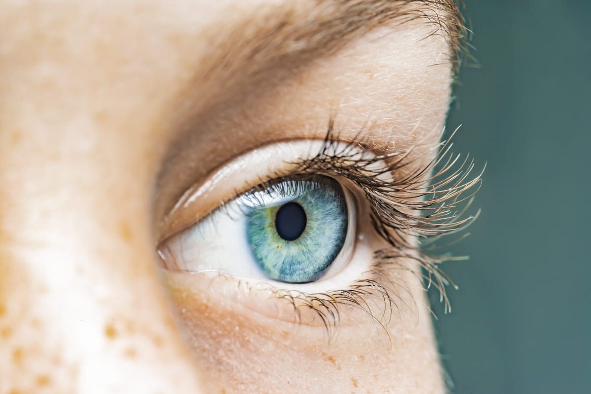 Close-up auf ein Auge in den Farben Blau-Türkis
